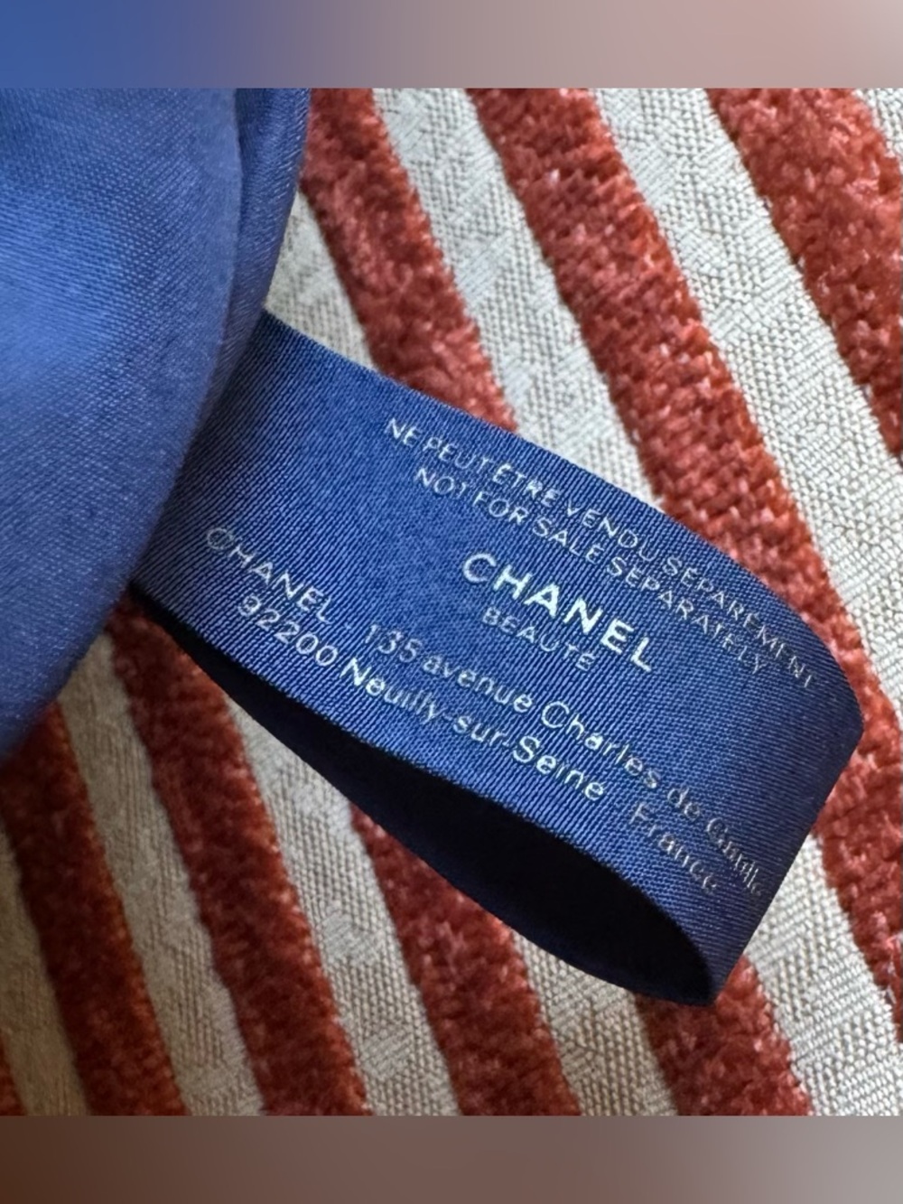 CHANEL Navy Denim Cosmetic Case with Gold Logo - Picture 6 of 9